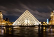 Diebe stahlen Schmuckstücke aus dem Louvre