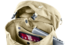 Ein Walker von Deuter in der Farbe Desert – Fürs Wandern nicht nur in der Wüste, sondern auch fürs Spazieren in der Stadt