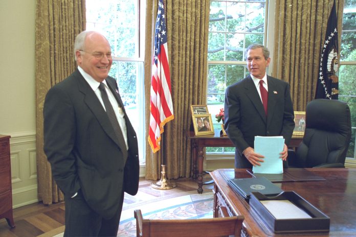 Richard Cheney im Oval Office des Weißen Hauses in Washington am Potomac neben Georg Bush junior. Quelle: The U.S. National Archives, Ort und Datum der Aufnahme: Washington, VSA, 4.6.2002