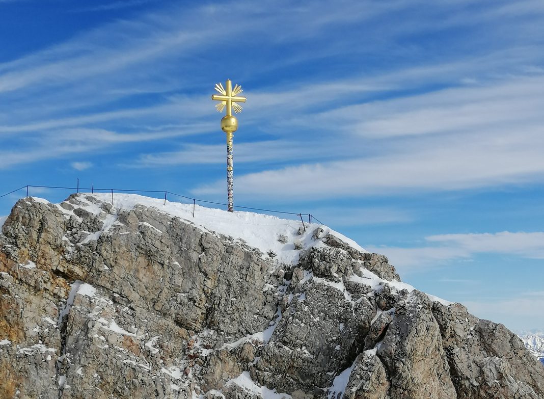 Das Gipfelkreuz auf der Zugspitze. Quelle Pixabay, Foto: Thomas Tangelder