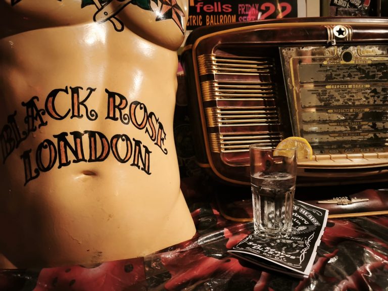 Foto des Tages: Schwarze Rose in Berlin oder „Black Rose London“