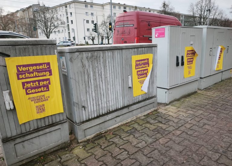 Foto des Tages: „Vergesellschaftung. Jetzt per Gesetz.“