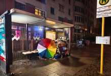 Foto des Tages: Kunterbunt an einer Bushaltestelle in der Migrantenmetropole Berlin