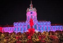 Foto des Tages: Budenzauber vor einem Schloß in Berlin