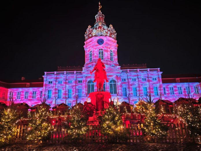 Kunterbunter Budenzauber vor einem Schloß in Berlin. © Münzenberg Medien, Foto: Helmut Krüger, B: Frieder Fuchs, Ort und Datum der Aufnahme: Berlin, 10.12.2025