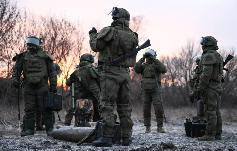 „Sag, wo die Soldaten sind“ (gesungen) – Banderastan bietet an der über 1 000 Kilometer langen Front immer weniger Personal auf – Die Faschisten können die Hauptkampflinie kaum noch halten
