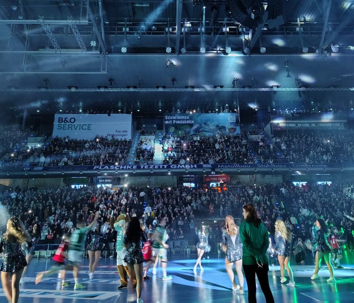 In der mit 9 000 Zuschauern ausverkauften hohen Max-Schmeling-Halle in Berlin. © Münzenberg Medien, Foto / BU: Stefan Pribnow, Ort und Datum der Aufnahme: Berlin, 15.2.2026