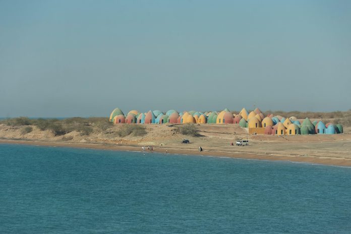 Bunte "Hütten" auf einer Insel in der Straße von Hormus, Iran. Quelle: Pixabay, Foto: Mostafa Meraji