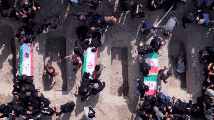Gräbe für von den VSA und dem Staat Israel ermordete Mädchen im Iran.