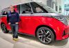 „Ikonisches Reisen“ oder Fahrzeugpräsentation – Ausstellung „ICONIC – A Timeless Journey of Culture, Society and Mobility – Ikonen im DRIVE“ im „DRIVE. Volkswagen Group Forum“ in Berlin bis 2027 verlängert