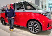 „Ikonisches Reisen“ oder Fahrzeugpräsentation – Ausstellung „ICONIC – A Timeless Journey of Culture, Society and Mobility – Ikonen im DRIVE“ im „DRIVE. Volkswagen Group Forum“ in Berlin bis 2027 verlängert