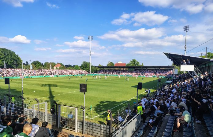 Anpfiff zum DFB-Pokalfinale der Junioren 2026 im Karl-Liebknecht-Stadion in Babelsberg, einem Stadtteil von Potsdam. © Münzenberg Medien, Foto / BU: Stefan Pribnow, Ort und Datum der Aufnahme: Babelsberg, 22.5.2026, 17.00:41 Uhr