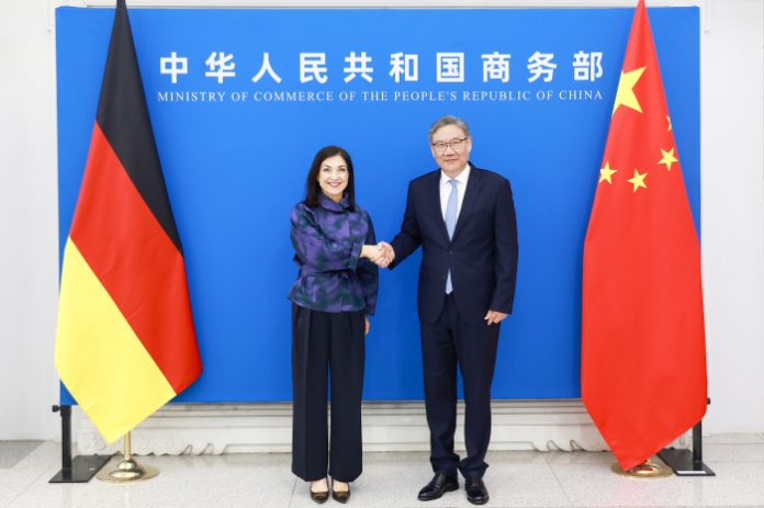 Rechts der Kommunist Wang Wentao und links Katharina Reiche (CDU) in Peking. © Handelsministerium der Volksrepublik China, Ort und Datum der Aufnahme: Peking, 27.5.2026