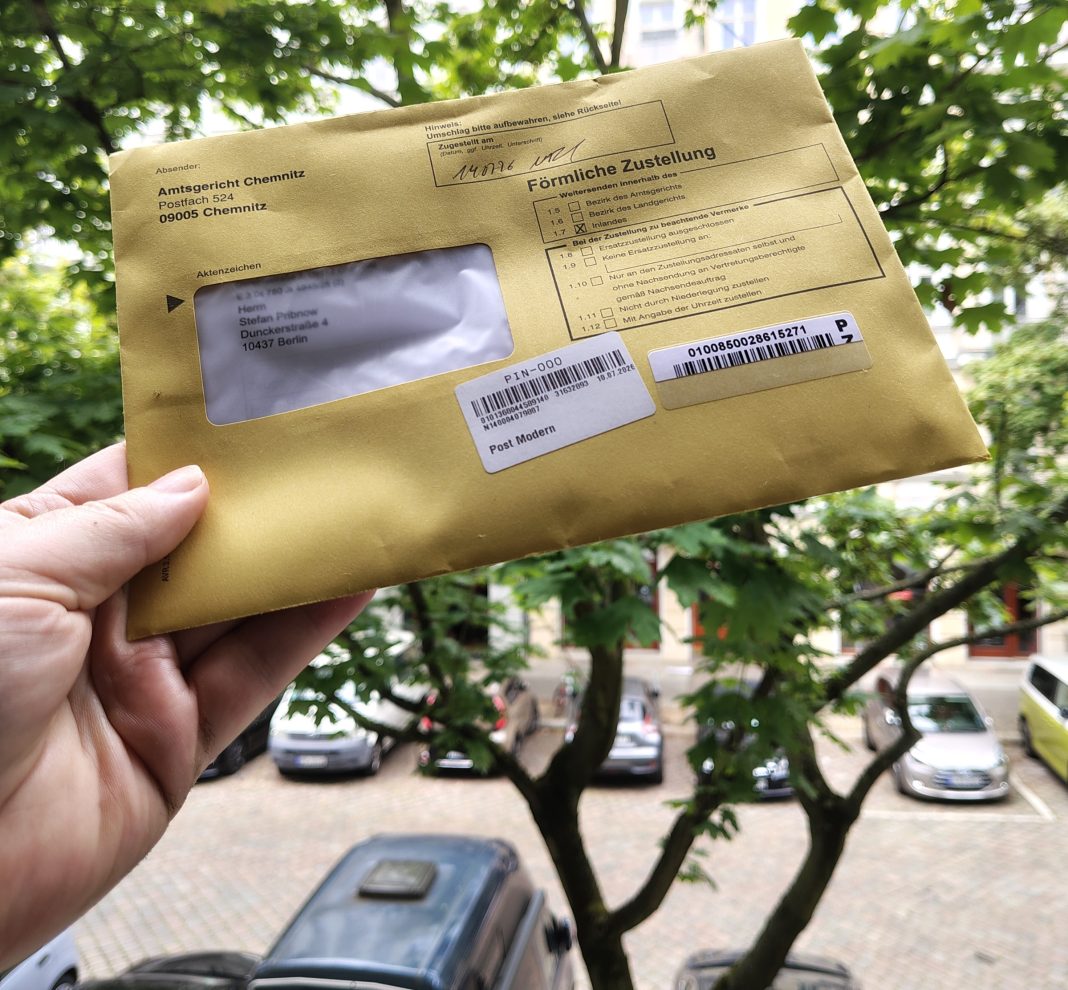 Gelber Brief Ladung Amtsgericht ChemniUnd wieder erreichte mich ein Gelber Brief. Dieser Brief in Gelb wurde wohl in der Gerichtsstraße 2 in Chemnitz geschrieben. © Münzenberg Medien, Foto / BU: Stefan Pribnow, Ort und Datum der Aufnahme: Berlin, 14.7.2026tz Berlin 2026-07-14-124405792 Foto Stefan Pribnow P2400