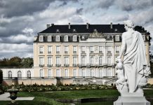 Regenten aus Paris und Berlin im Schloß Augustusburg beim Kuhhandel über Krieg für Raub im Kampf um Rohstoffe