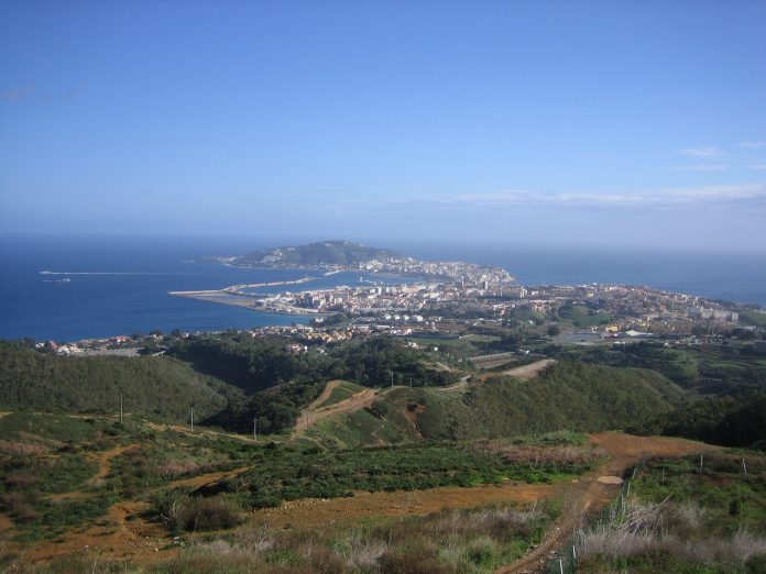 Eine Ansicht von Ceuta, Königreich Spanien, vom Königreich Marokko aus photographiert. Foto: kainita, CC BY-SA 2.0, Datum der Aufnahme: Dezember 2006