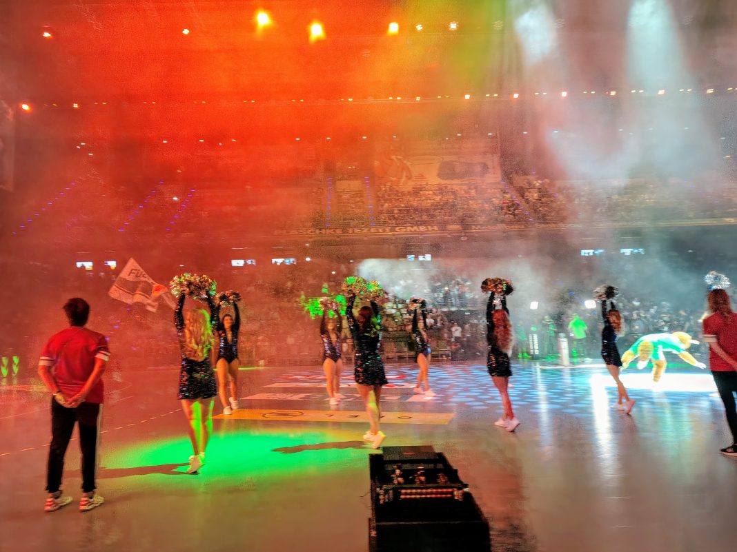 Rot und Grün und Damen des offiziellen Danceteams der Berliner Füchse in der Fuchsbau genannten Max-Schmeling-Halle auf dem Prenzlauer Berg von Berlin. © Münzenberg Medien, Foto / BU: Stefan Pribnow, Ort und Datum der Aufnahme: Berlin, Max-Schmeling-Halle, 27,8.2026