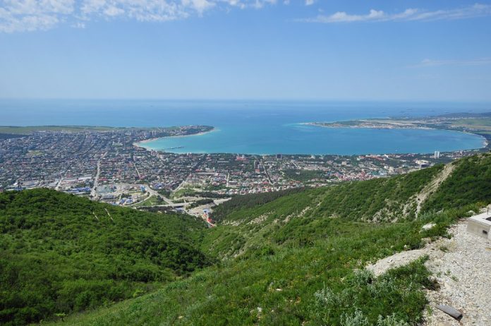 Blick auf Gelendschik am Schwarzen Meer. Foto: Messir Azazello, Ort und Datum der Aufnahme: Gelendschik, 8.5.2010