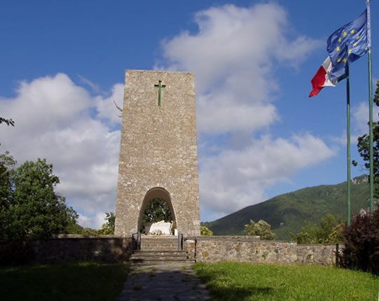Mahnmal in Sant'Anna di Stazzema, Toskana, Republik Italien. Foto: Fmulas, CC BY-SA 3.0, Ort und Datum der Aufnahme: Sant'Anna di Stazzema, 11.7.2007