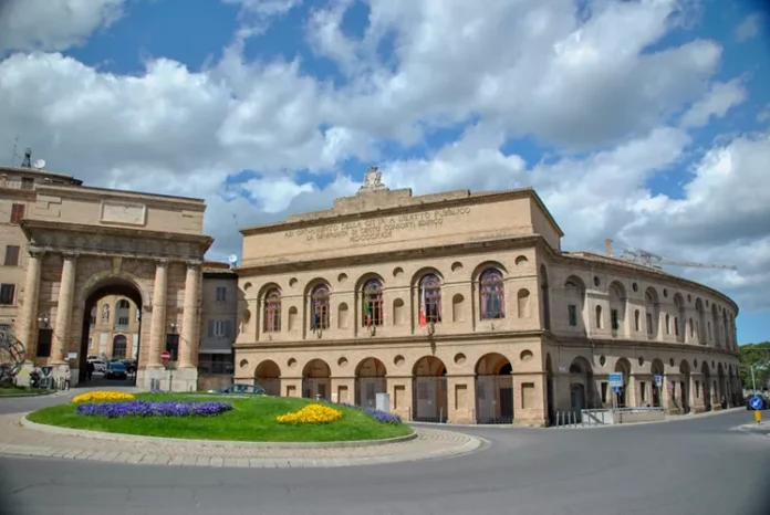 Der Haupteingang zum Freilufttheater Sferisterio in Macerata. © ENIT