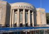 Keine schwarze Null, keine schwarze Stunde und kein Schwimmen für Schwarze im angeblichen Volksbad vor der sogenannten Volksbühne am Rosa-Luxemburg-Platz in Berlin