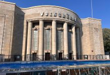 Keine schwarze Null, keine schwarze Stunde und kein Schwimmen für Schwarze im angeblichen Volksbad vor der sogenannten Volksbühne am Rosa-Luxemburg-Platz in Berlin