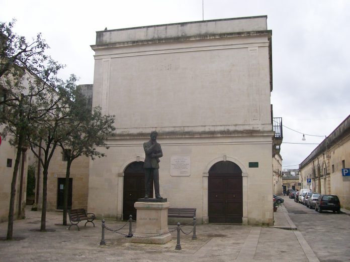 Ein Denkmal für Alo Moro vor seinem Geburtshaus in Maglie, Italien. Foto: Federicopiccioni88, gemeinfrei, Ort und Datum der Aufnahme: Maglie, 26.2.2010