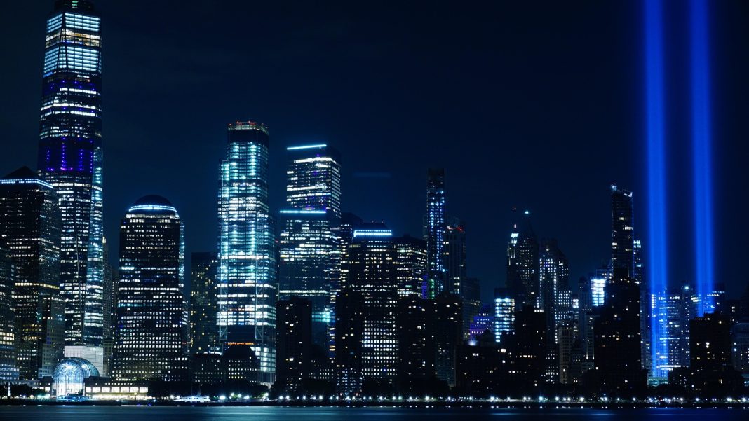 Blaues Licht statt Zwillingstürme in New York City. Quelle: Pixabay, Foto: DesignOil!