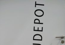 Historische Filmkostüme im Schaudepot des Filmmuseums Potsdam und vieles andere mehr