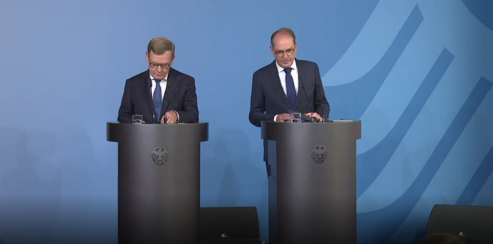 Johann Wadephul (CDU) und Alexander Dobrindt (CSU) während einer Pressekonferenz am 1.9.2026 in Berlin. Quelle: Bundesregierung