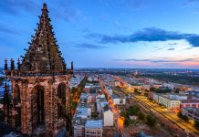 Ein blauer Tag für die Demokratie, ein blauer Tag für Sachsen-Anhalt – Blauer Himmel über Magdeburg