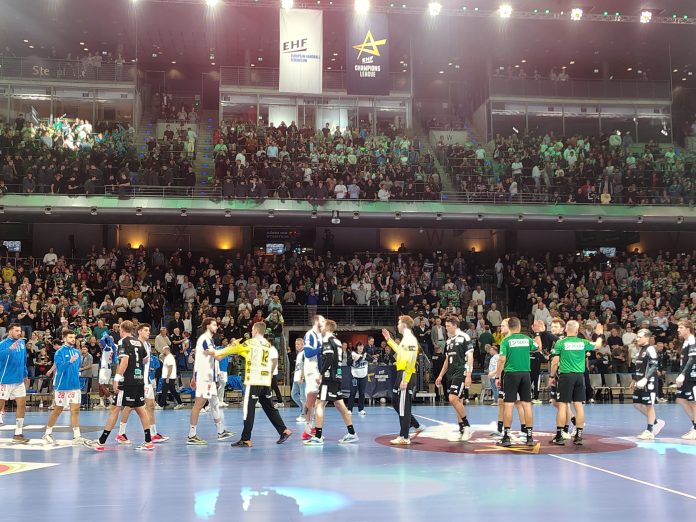 Nach dem Sieg der "Füchse" gegen Handballer des FC Porto in der Berliner Max-Schmeling-Halle. © Münzenberg Medien, Foto / BU: Stefan Pribnow, Ort und Datum der Aufnahme: Berlin, 8.10.2026