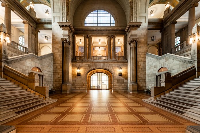 Trepenhaus im Hanseatischen Oberlandesgericht in Hamburg. Foto: T meltzer, CC BY-SA 4.0, Ort und Datum der Aufnahme: Hamburg, 8.10.2018