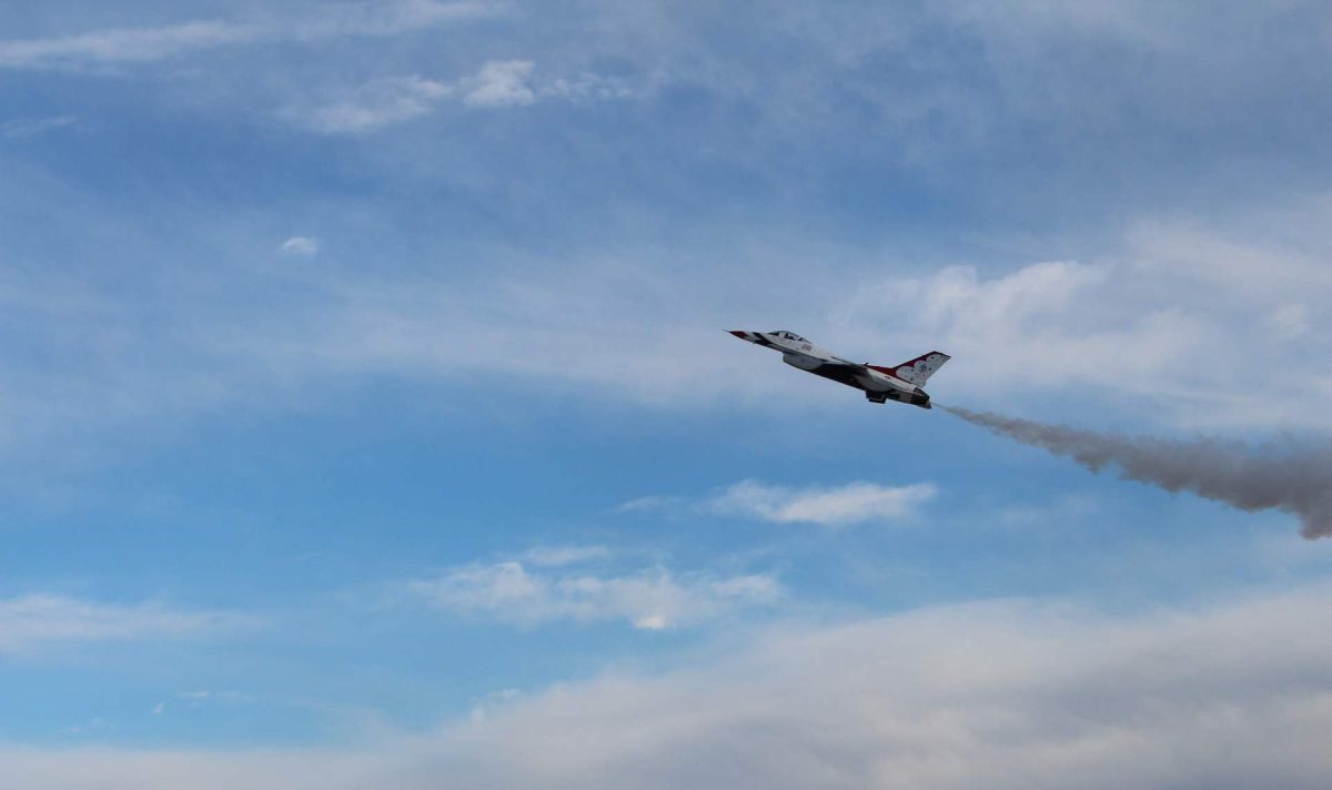 Ein Kriegsflugzeug der VSA am Himmel. Quelle: Pixabay, Foto: MaxWaidhas