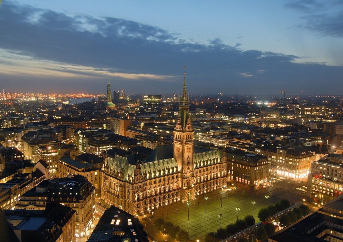 Hamburg, im Vordergrund das Rathaus und im Hintergrund der Hafen. Quelle: Pixabay, Foto: Bernd Flickenschild