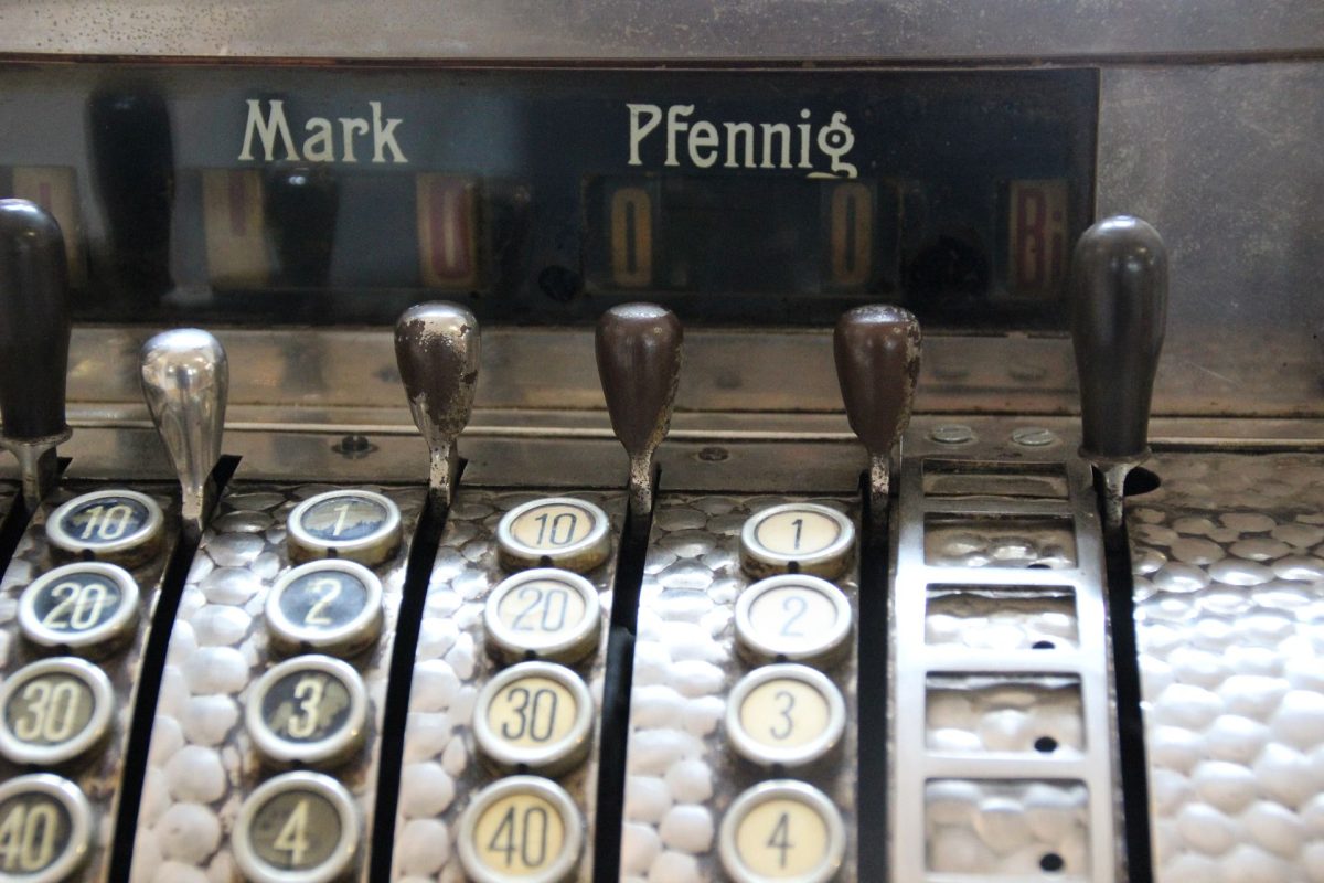 Mark und Pfennig in einer Kasse. Quelle: Pixabay, Foto: Leo 65