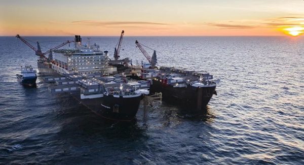 Schiffe bei der Verlegung der Rohre für Nord Stream 2.