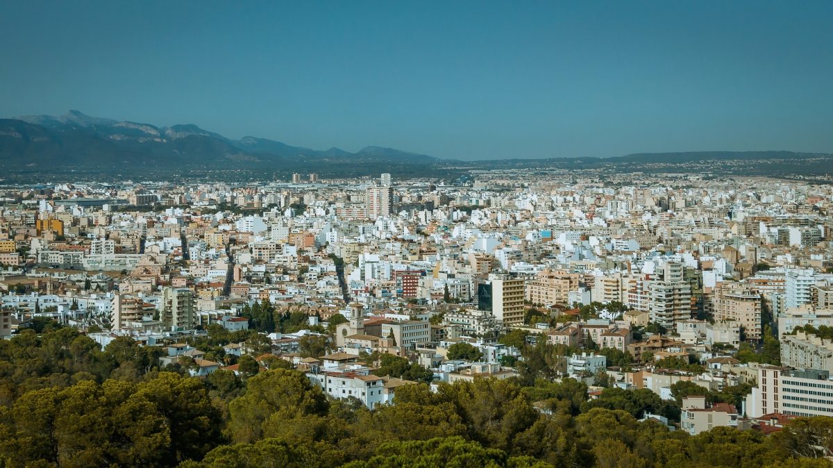 Ein Blick auf das Häusermeer von Palma, der Stadt am Meer auf Mallorca.