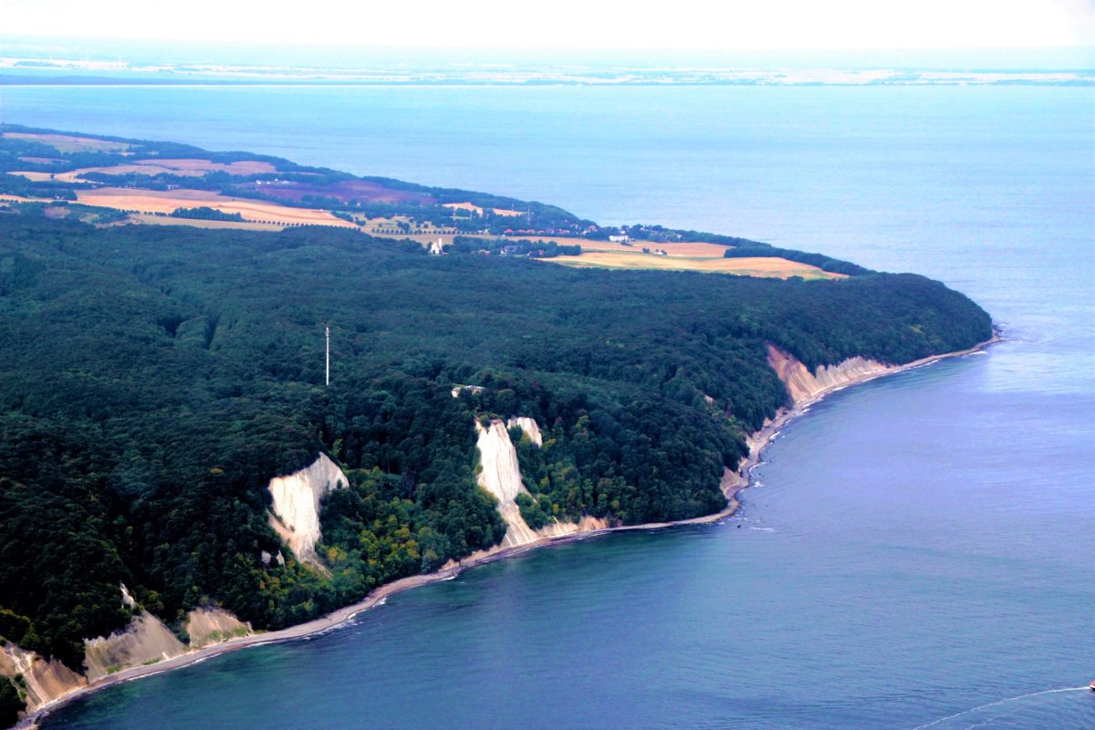 Die Stubbenkammer mit Königsstuhl auf Rügen.
