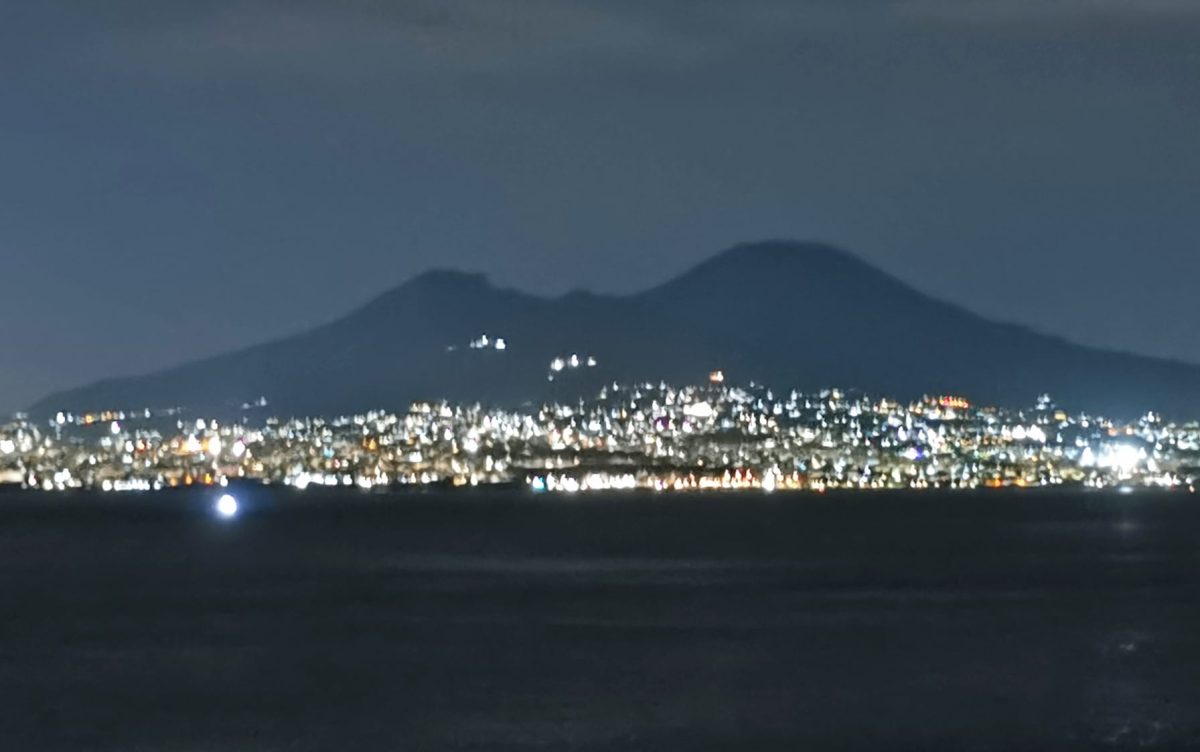 Neapel bei Nacht von See gesehen. Foto: Dr. Peer Schmidt-Walther, Ort und Datum der Aufnahme: Neapel, 9.11.2021