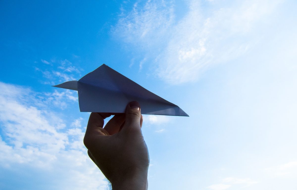 Ein Papierflugzeug.