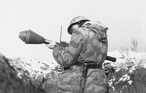 Ein Faschist der Wehrmacht des Großdeutschen Reiches mit einer Panzerfaust in der Ukrainische Sozialistische Sowjetrepublik. Bundesarchiv Bild 101I-709-0337A-10A