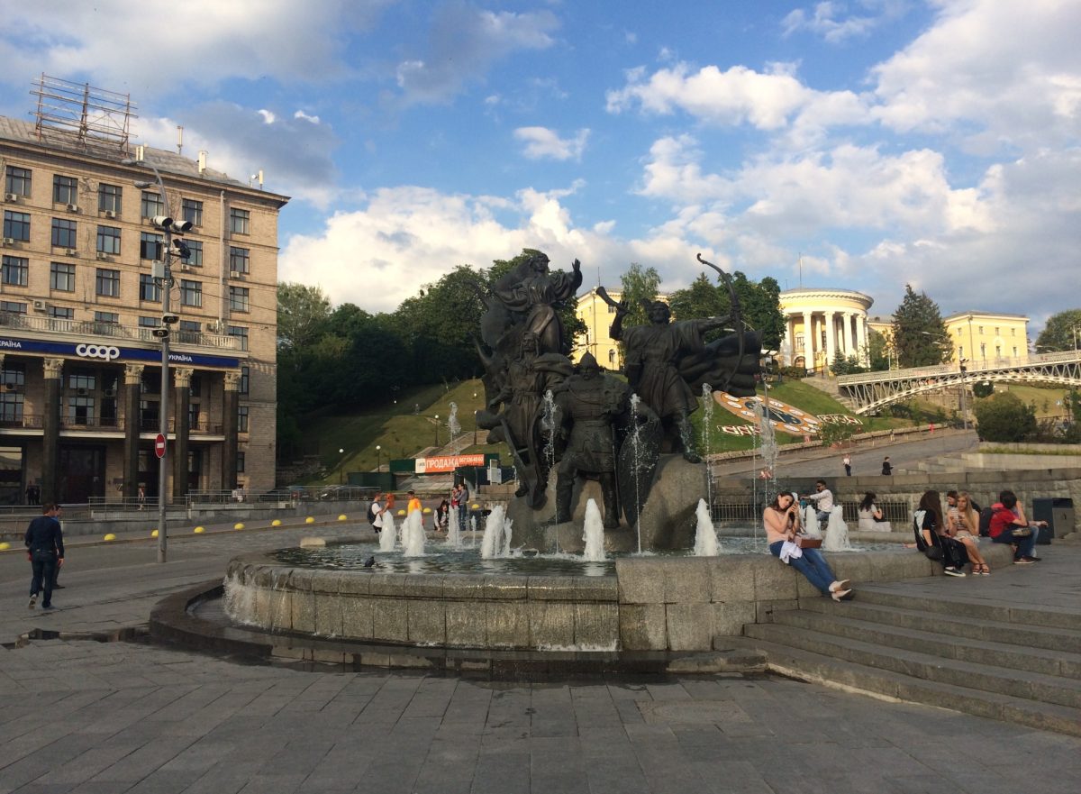 Am Brunnen vor der Brücke oder Eine Ansicht von Kiew. © Münzenberg Medien, Foto/BU: Stefan Pribnow, Aufnahme: Kiew, 30.5.2017