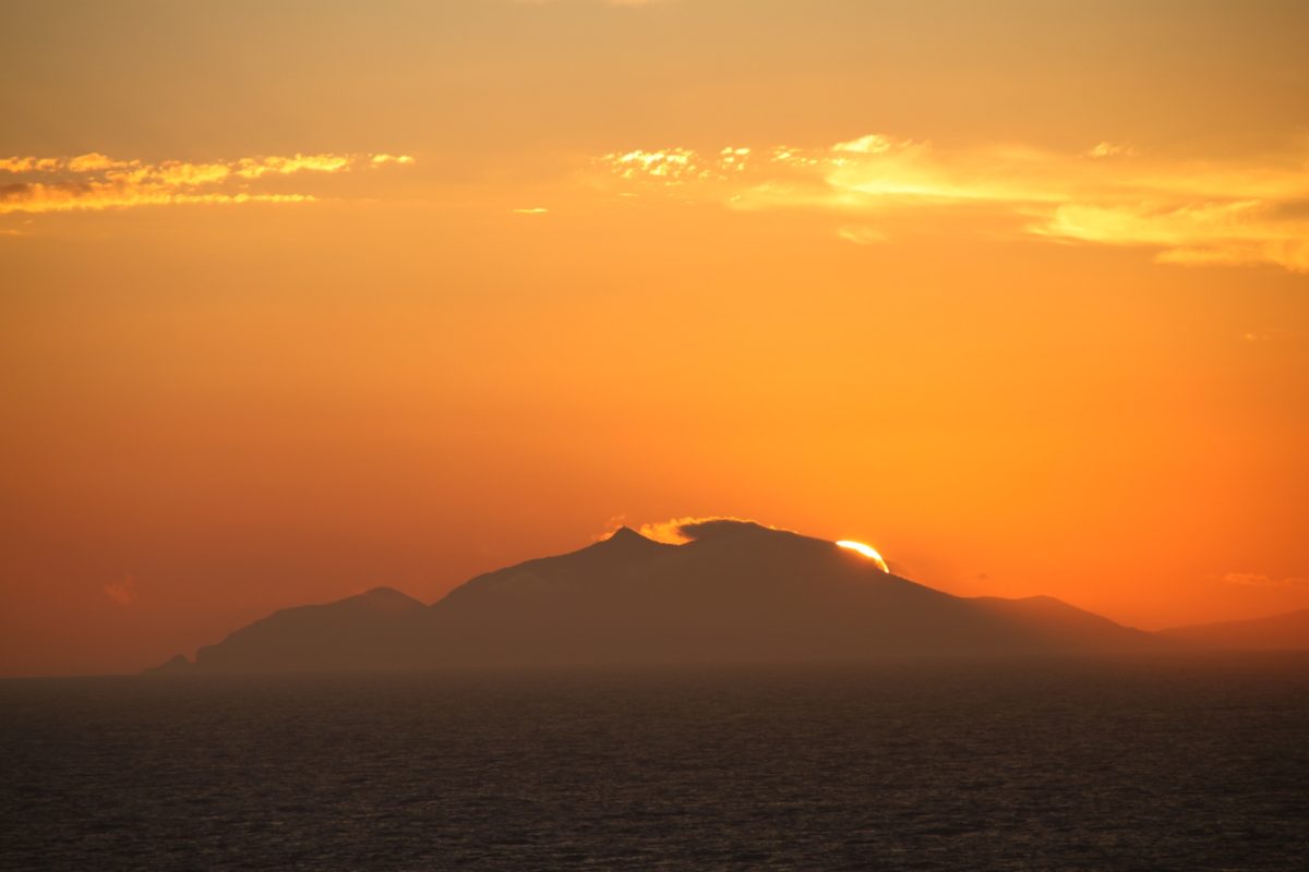 Die Sonne versinkt hinter dem, brasilianischen Küstengebirge. © Münzenberg Medien, Foto/BU: Dr. Peer Schmidt-Walther, Aufnahme: MS Santa Rosa, Küste Brasilien, November/Dezember 2012