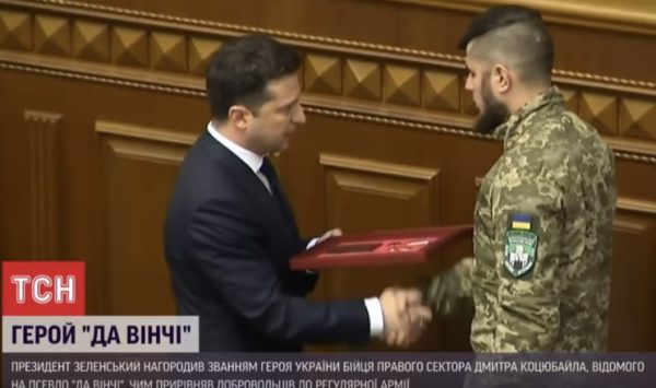 Wolodymyr Selenskyj, auch Wladimir Selenski geschrieben, ehrt als Ukro-Faschist und Präsident von Banderastan den Faschisten Dmitro Kozjubailo vom "Rechten Sektor" am 1.12.2021 in Kiew. Bildschirmfoto, Quelle: TCH