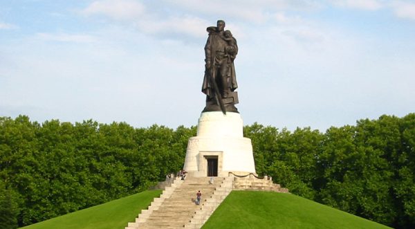 Dieses Sowjetisches Ehrenmal in Berlin-Treptow wird immer wieder geschändet.(Archivbild). Foto: Andreas Steinhoff, Quelle: Wikimedia, Commons Attribution, gemeinfrei
