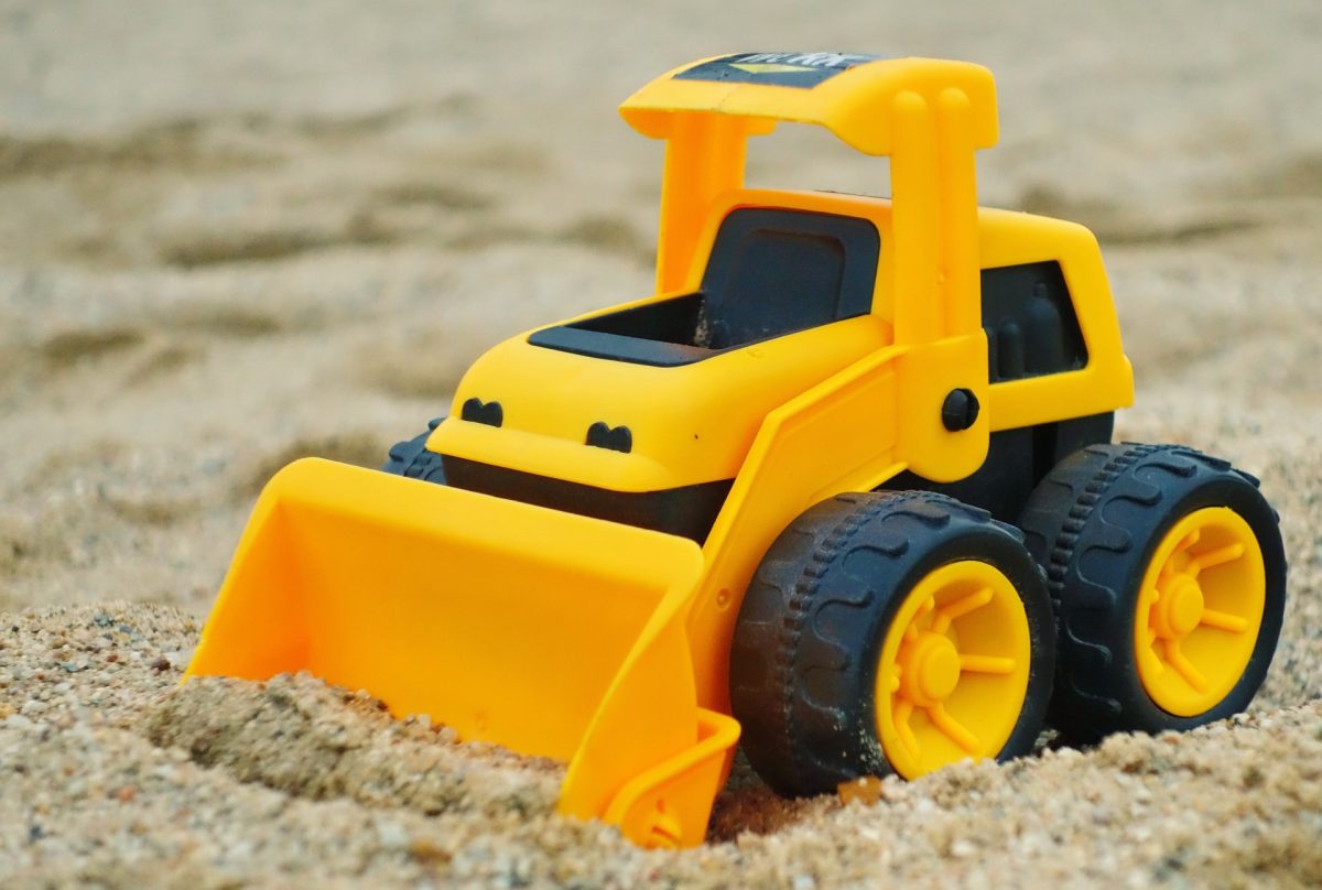 Ein Bagger in einer Sandkiste. Quelle: Pixabay, Foto: Sebastian Mey, BU: Stefan Pribnow