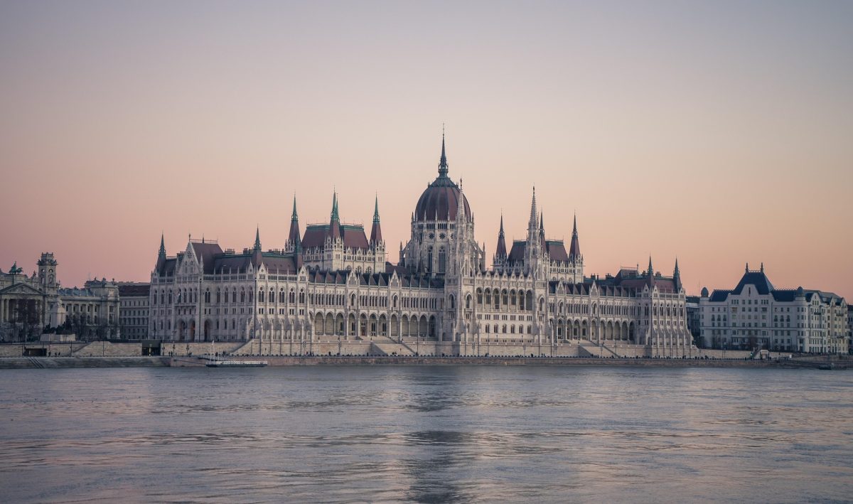 Das Parlament der Ungarn an der Donau in Budapest. Quelle: Pixabay, Foto: Leonhard Niederwimmer