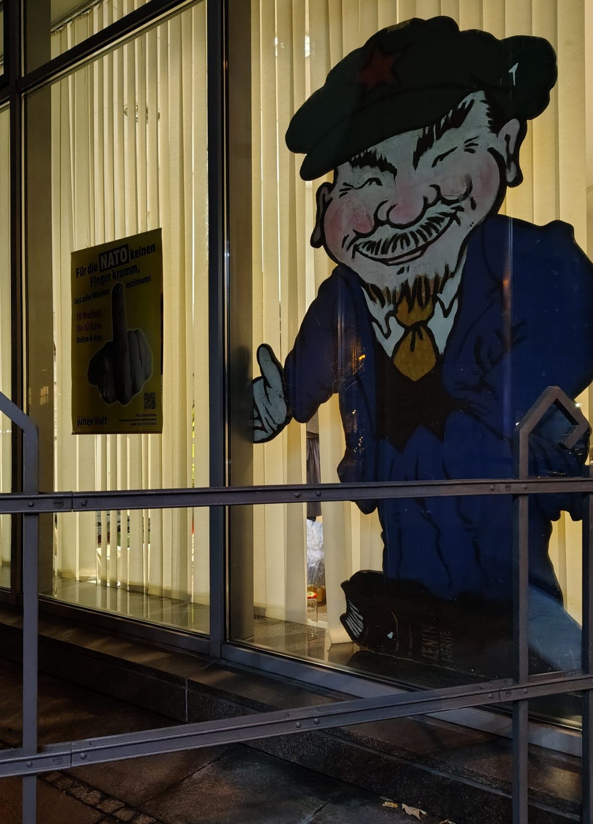 Lenin in der Nacht an einem Fenster in Berlin. © Münzenberg Medien, Foto: Stefan Pribnow, Ort und Datum der Aufnahme: Berlin, 14.2.2026, 20.20 Uhr