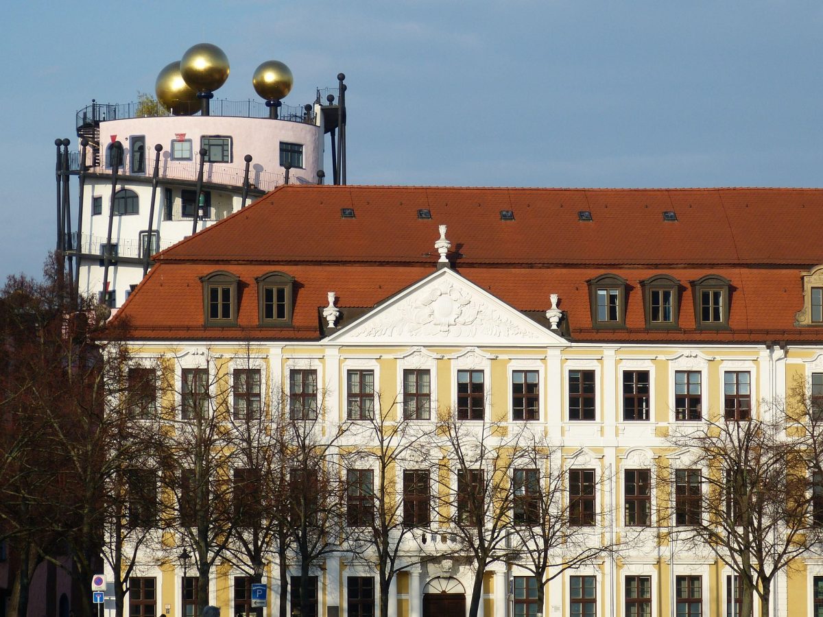 Eine Ecke vom Landtag von Sachsen-Anhalt mit der Spitze des Hundertwasserhauses in Magdeburg. Quelle: Pixabay, Foto: falco, BU: Ole Bolle